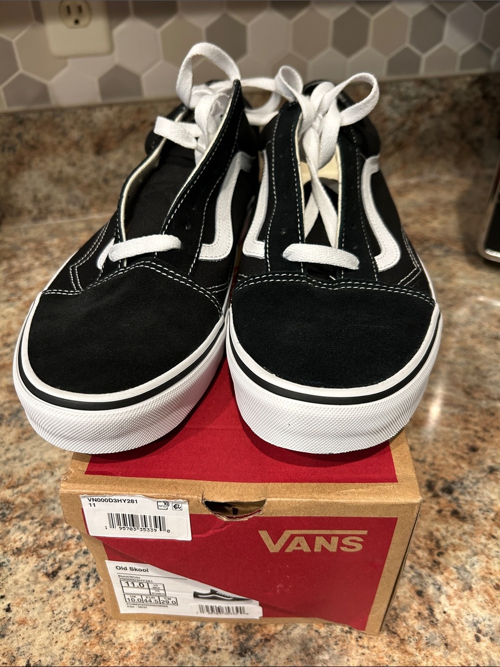 Van’s Old Skool Classic Black and White Skate Sneakers - Men's 11 New w/box - Picture 2 of 8